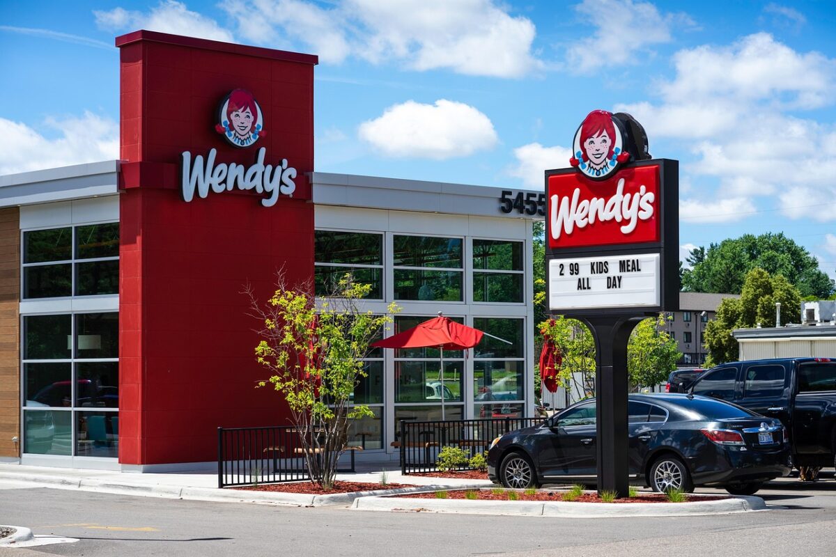 Ce salarii oferă Wendy’s în București sau Iași. Angajații primesc și tichete de masă de 30 de lei