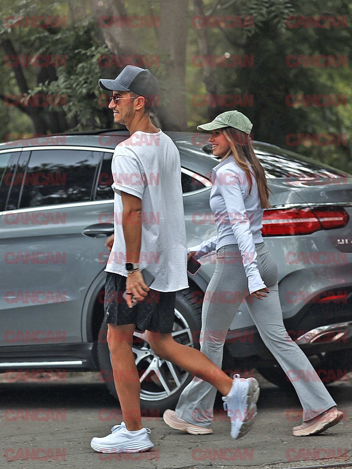 Cei doi se amuză pe tema unui subiect deschis de cântăreață