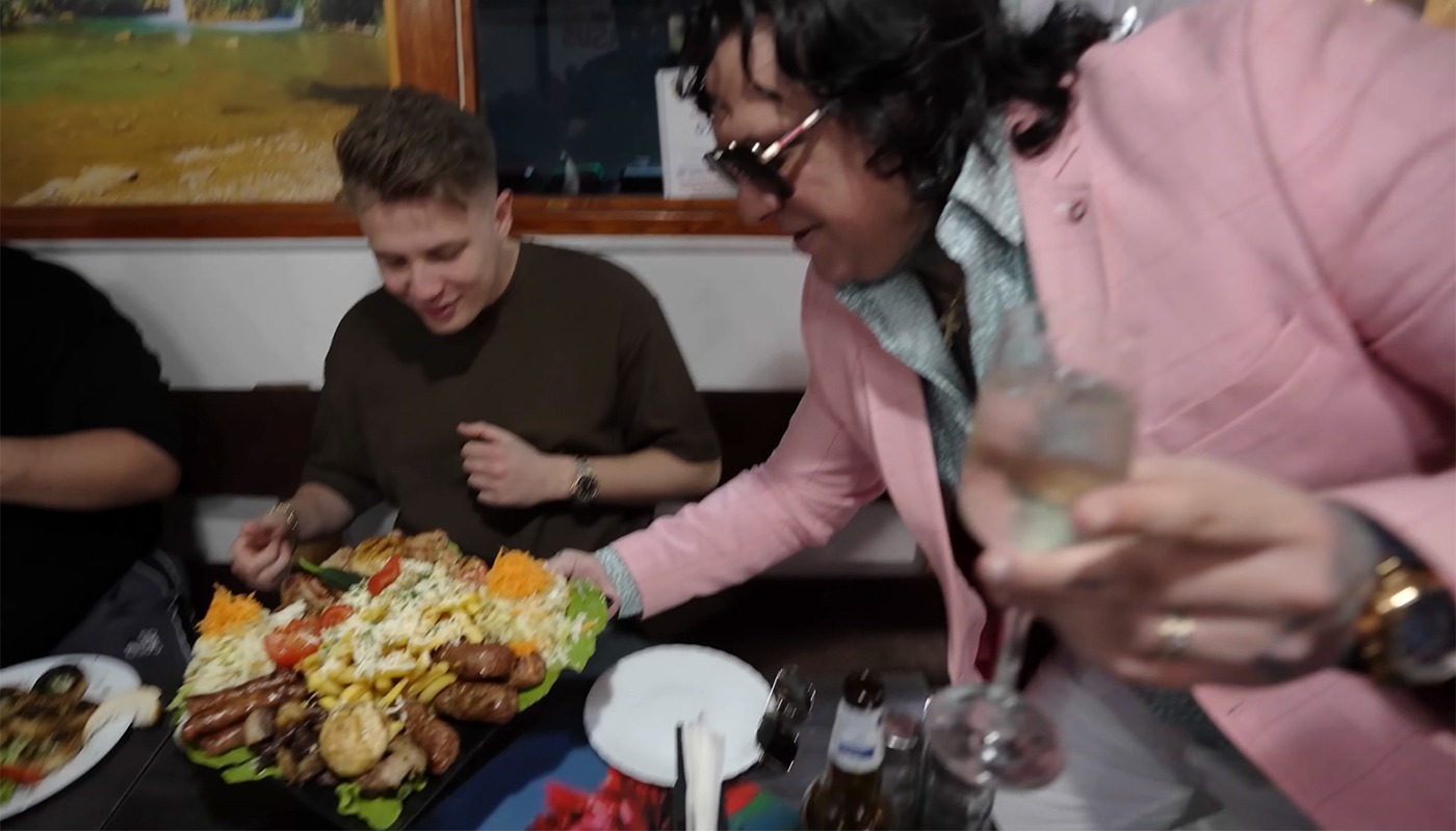 Gami a comandat un platou cu friptură, mici și cârnați, în restaurantul lui Luis Stan din București. Când a primit nota de plată, s-a uitat lung