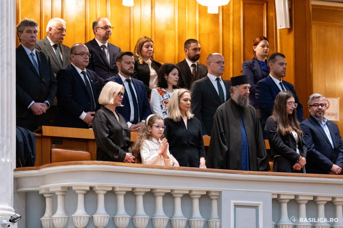 Aheea, la ceremonia de învestire a tatălui său/ Sursa foto: Basilica.ro
