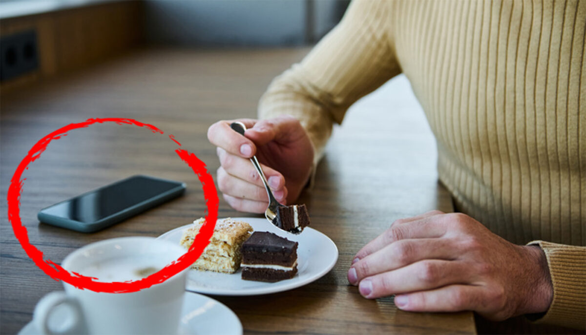 Obișnuiești să îți lași telefonul mobil pe masă în public? 4 motive pentru care faci o mare greșeală