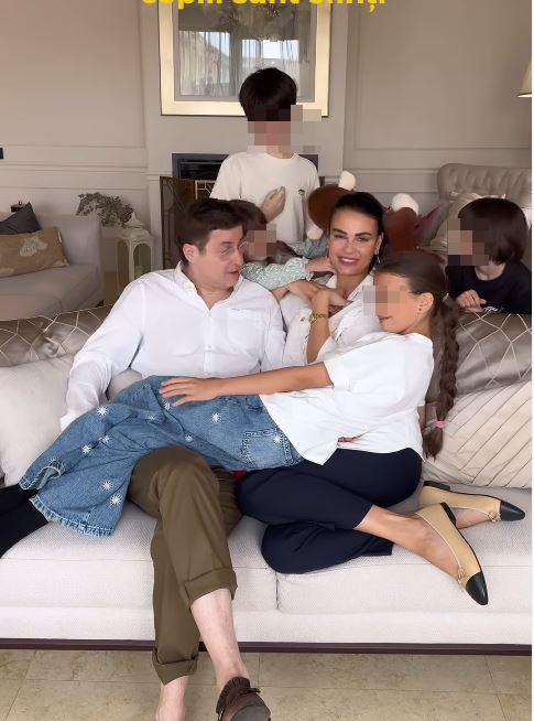 Adi Sînă si Anca Serea dorm cu copiii în pat