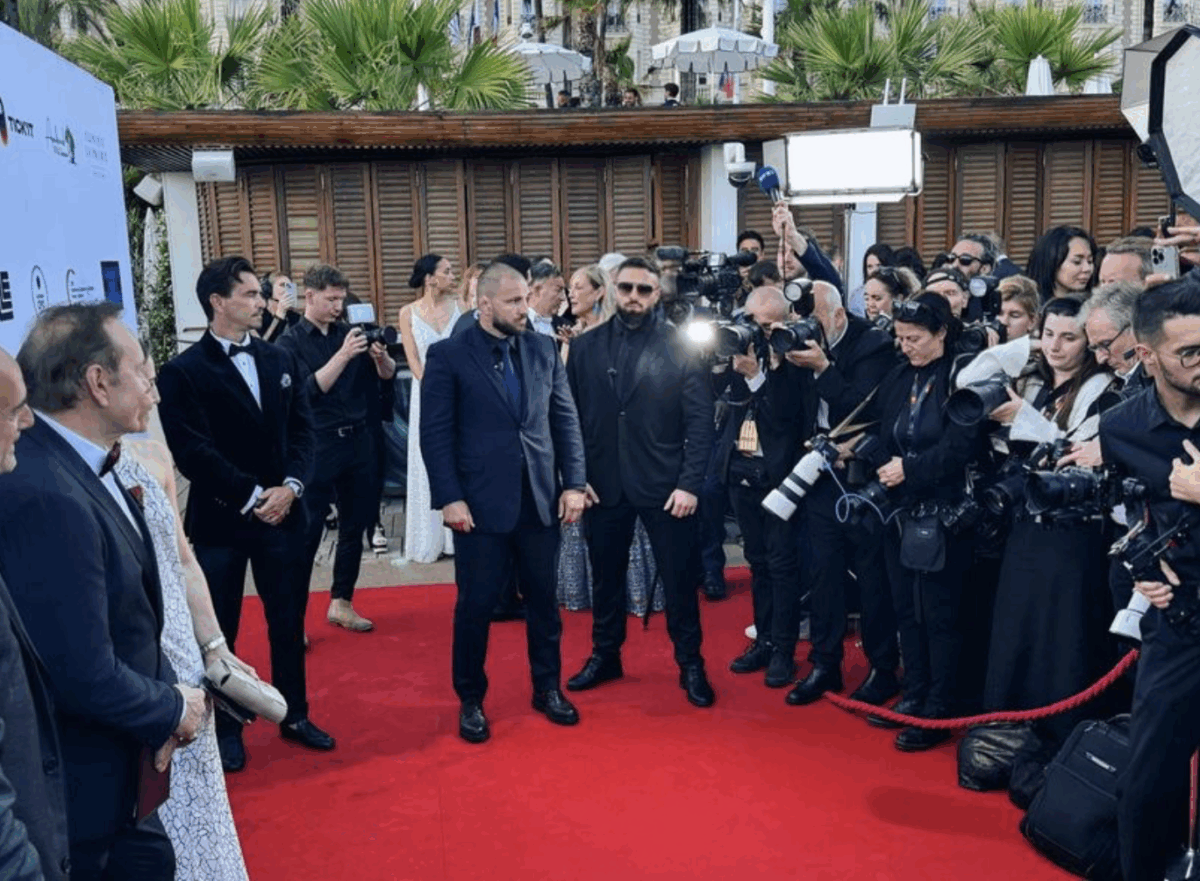 Cine sunt românii care îl protejează pe Kevin Spacey? Au întors toate privirile la Cannes