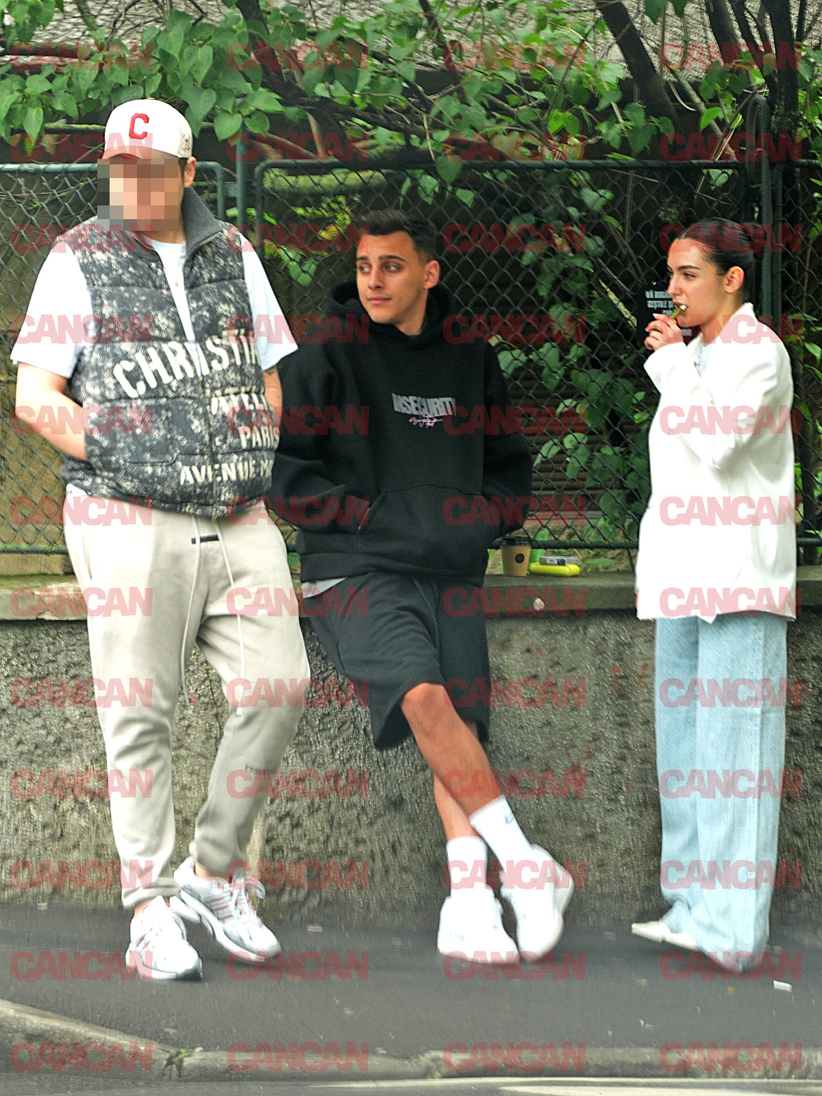 Alexia Eram, la cafeluță pe bordură cu iubitul.