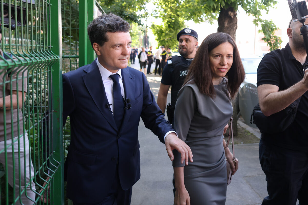 Mirabela Grădinaru a plecat SINGURĂ în vacanță, cu copiii. Motivul pentru care Nicușor Dan a rămas acasă