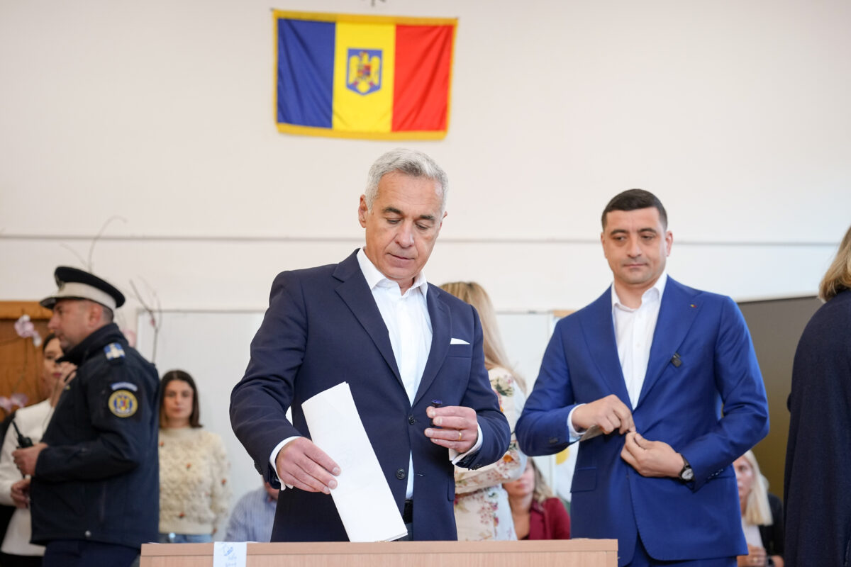 George Simion şi Călin Georgescu au votat alături de soţii! Motivul incredibil pentru care au fost SCOŞI AFARĂ din secţie