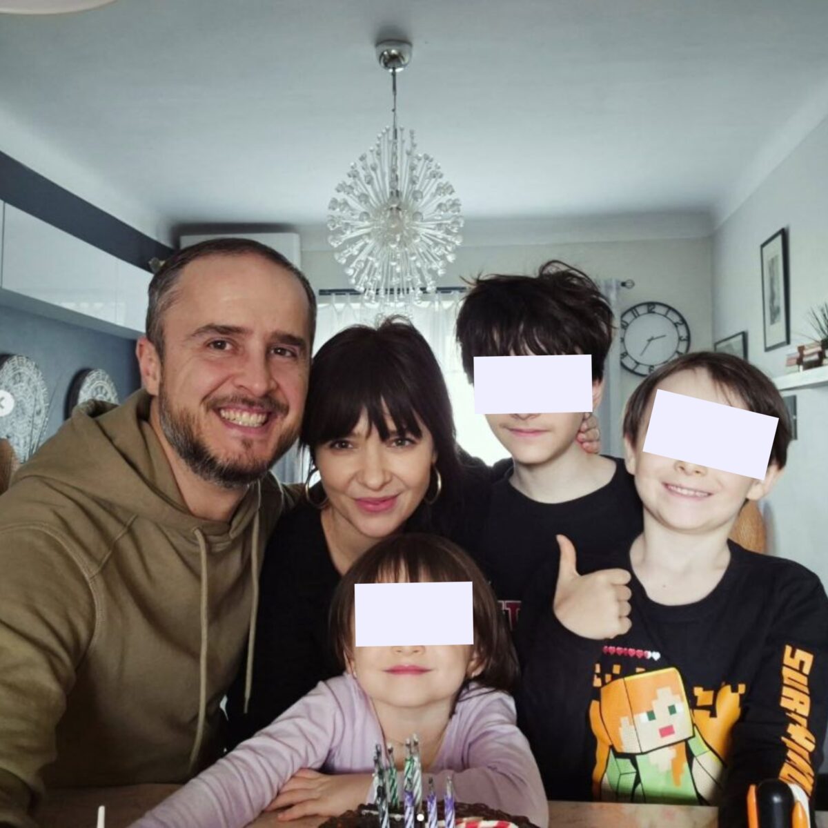 Cum arată casa în care locuiește Șerban Copoț împreună cu familia. Copiii fostului solist al trupei Animal X desenează pereții