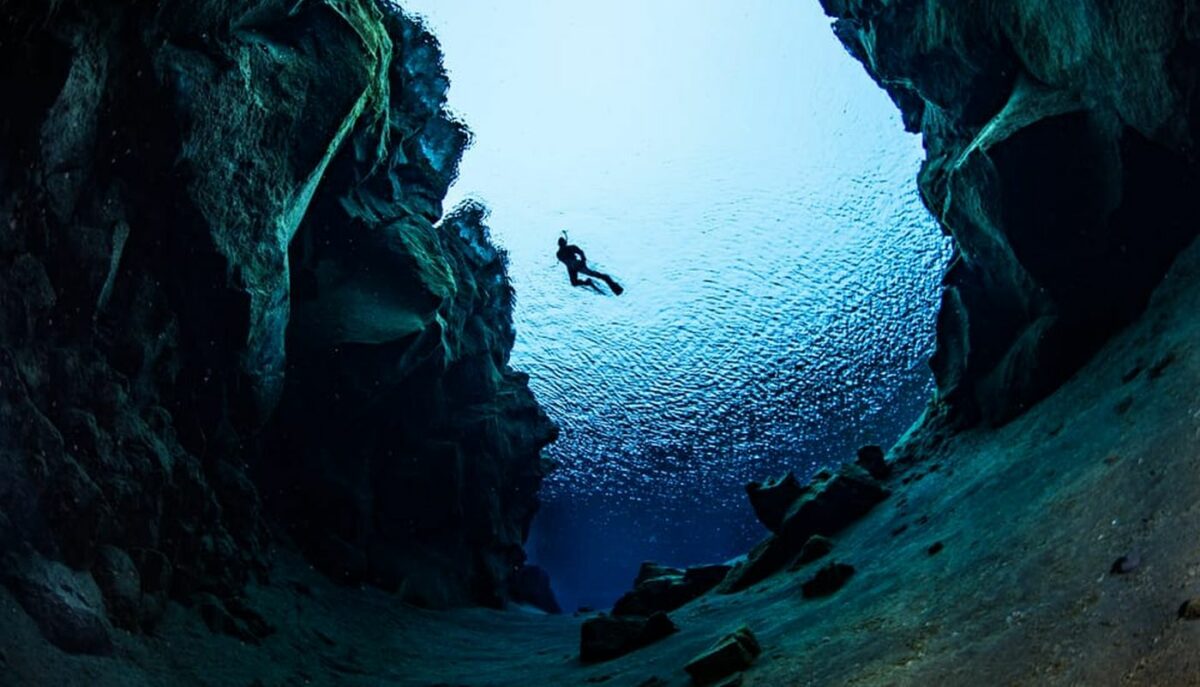 Imagine Stire Singura FISURĂ din scoarța terestră! Aici poți înota direct între 2 plăci tectonice. Apa este limpede rău! | 2review.ro