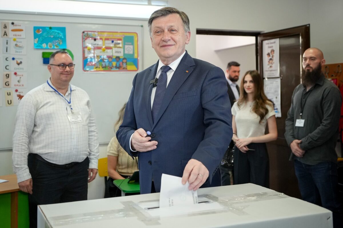 Crin Antonescu, însoțit de soție la alegerile prezidențiale. Motivul pentru care au oferit declarații în engleză