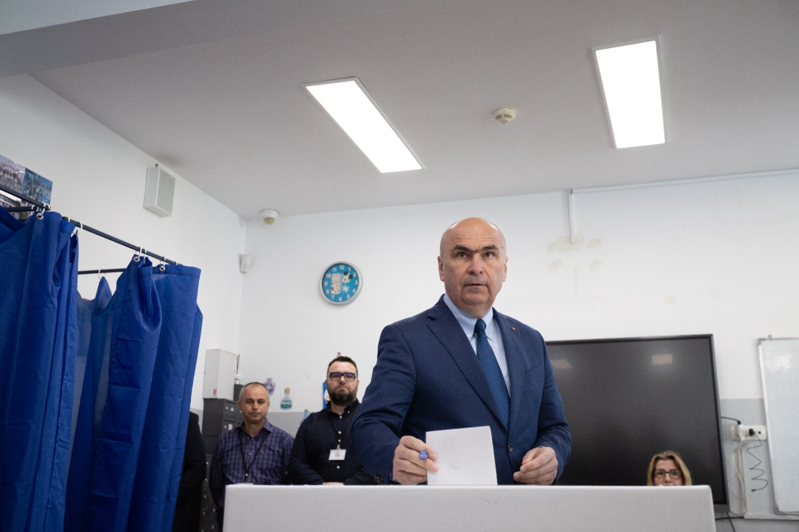 Ilie Bolojan, la secția de votare. foto: Andreea Alexandru/Mediafaxfoto.ro