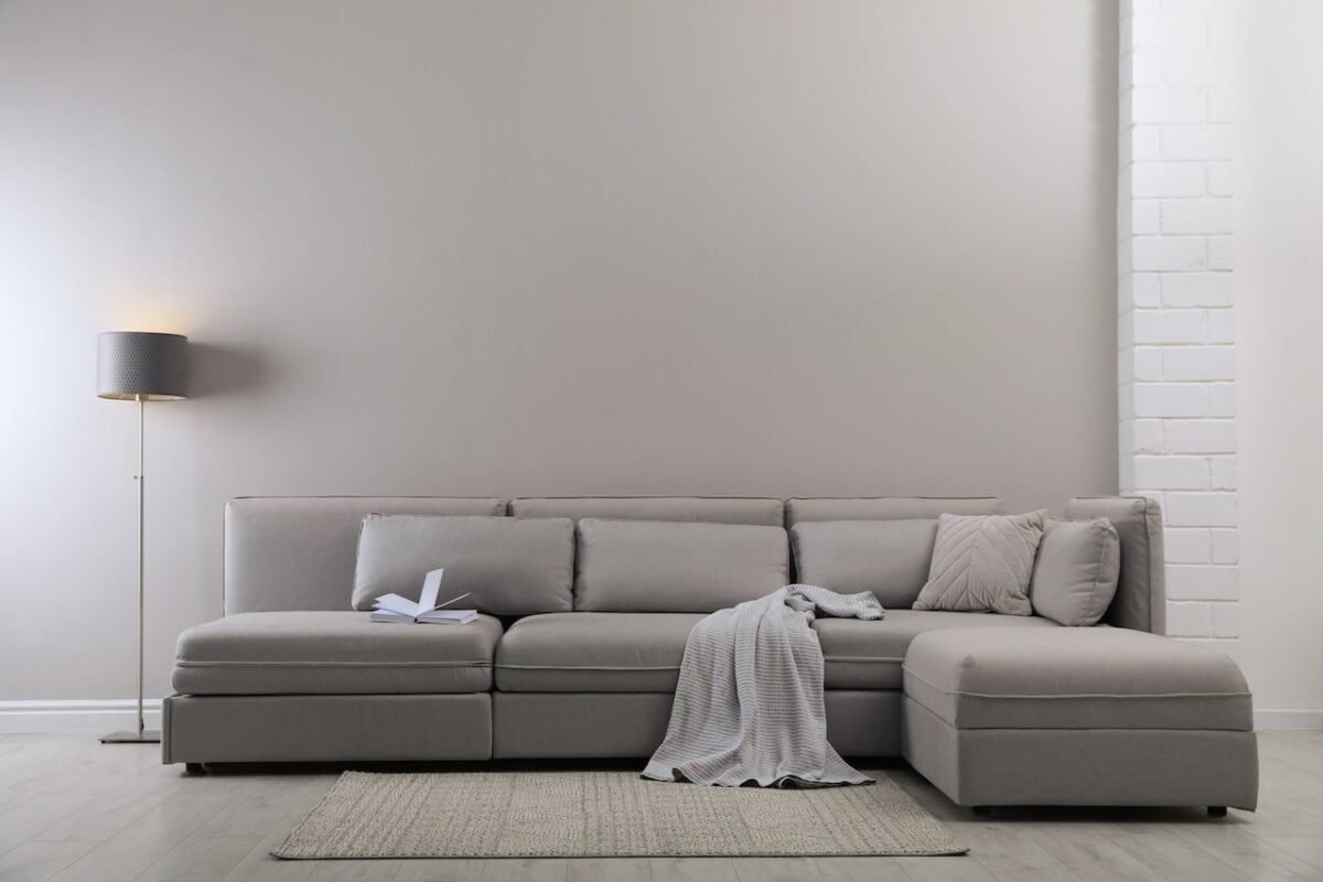 (P) Cum alegi canapeaua pentru living pentru un decor modern și aerisit – ce trebuie să știi?
