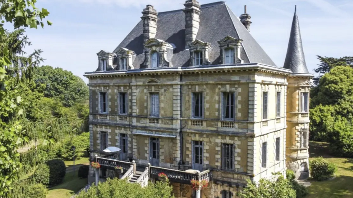 Nu e o glumă! Vila din Constanța care este de două ori mai scumpă decât un castel din Franța. Cum arată