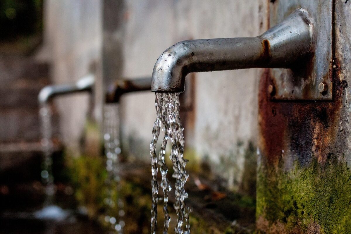 Apă contaminată cu arsen peste limitele admise! Avertizare pentru românii din aceste 2 județe
