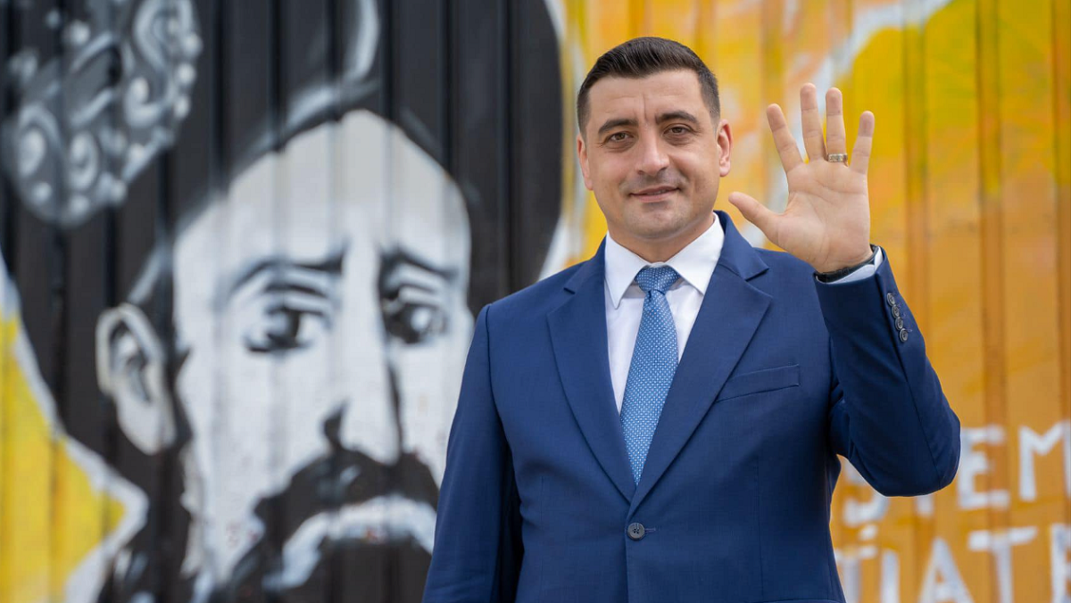 George Simion a părăsit România după ce a pierdut în fața lui Nicușor Dan. Cu cine a fost surprins în aeroport