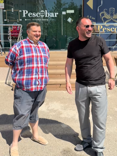 „Doctorul” și-a făcut loc cald lângă Pescobar, devenind nu doar umbra acestuia la petreceri, ci și mâna dreaptă în afaceri