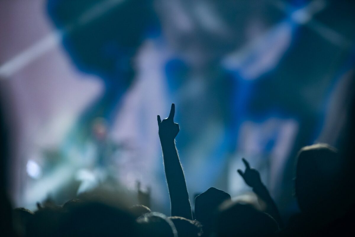 ANPC, luat cu asalt după ce s-au pus în vânzare biletele pentru concertul Metalica din București! Peste 100 de reclamații