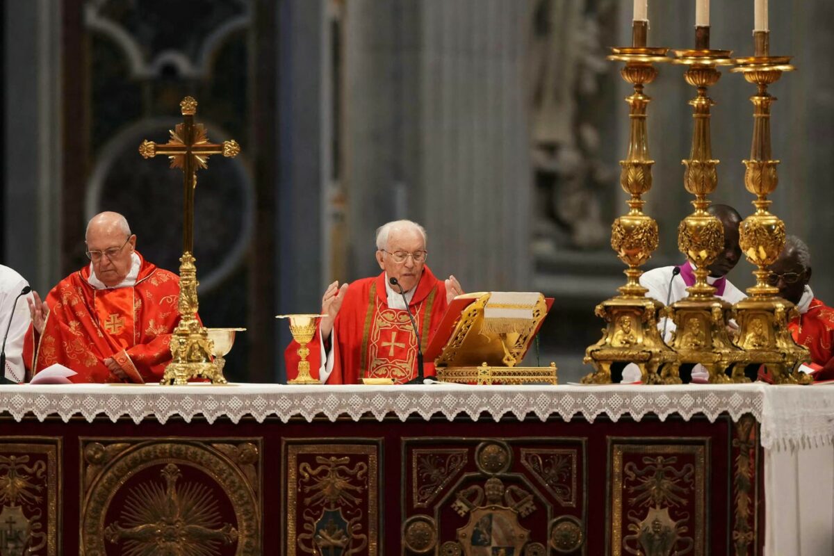 La Vatican a început conclavul pentru alegerea următorului Papă. Ce se întâmplă în interiorul Capelei Sixtine