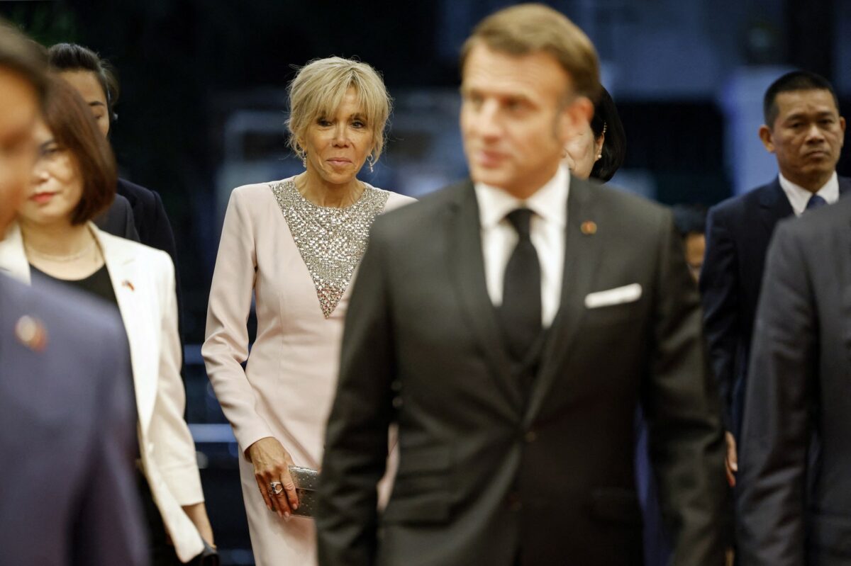 Emmanuel Macron, prima REACȚIE după ce a fost pălmuit de soție în avionul prezidențial când au ajuns în Vietnam