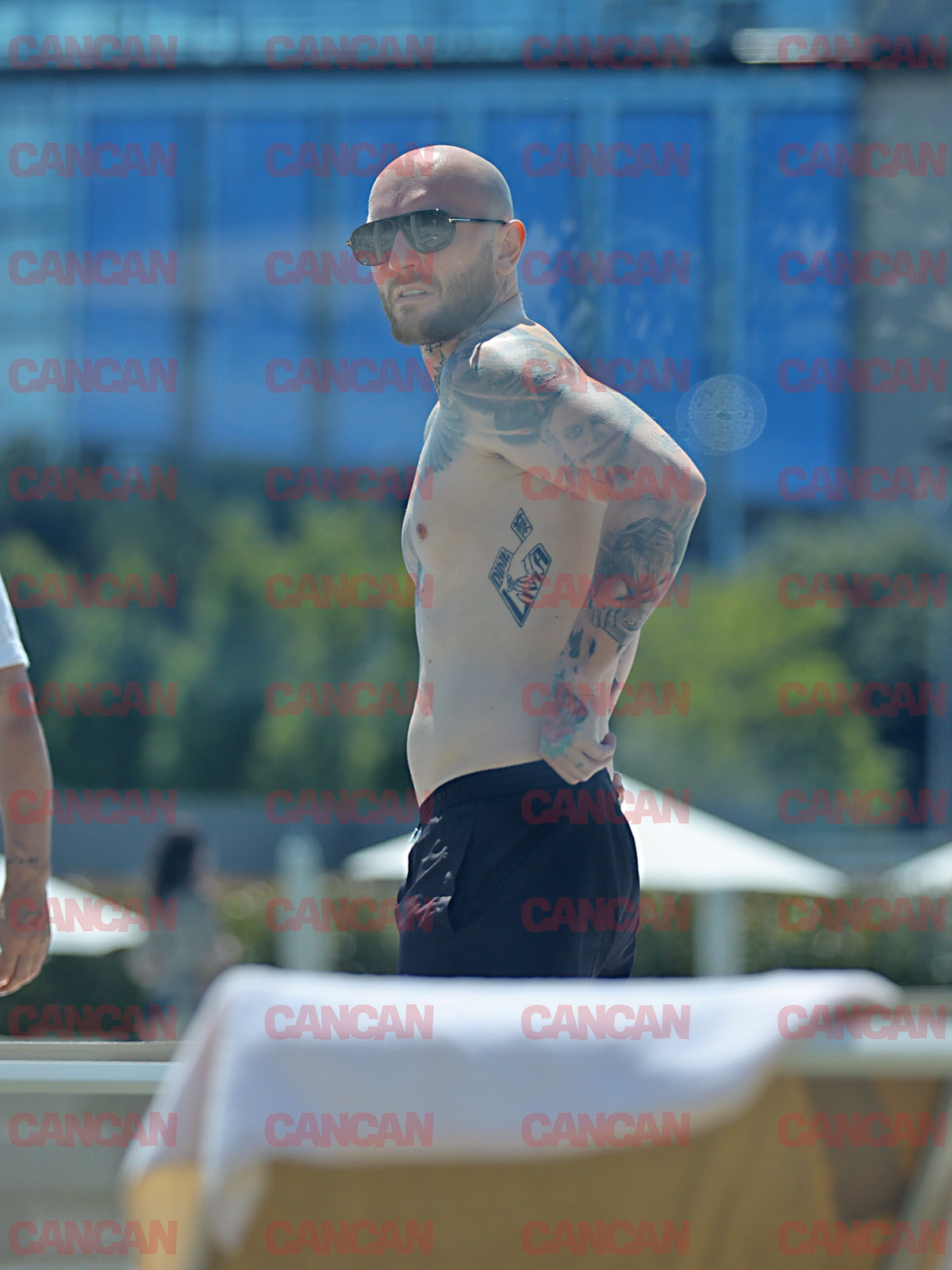 Cătălin Bordea și-a expus tatuajele la piscină