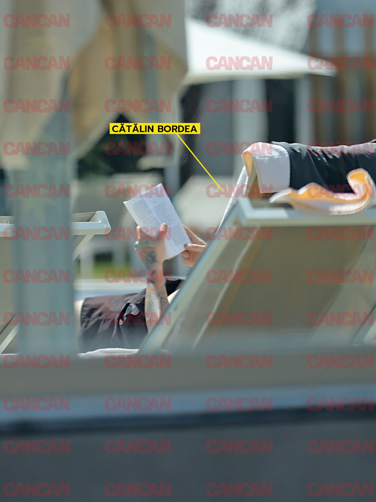 Actorul s-a relaxat citind o carte