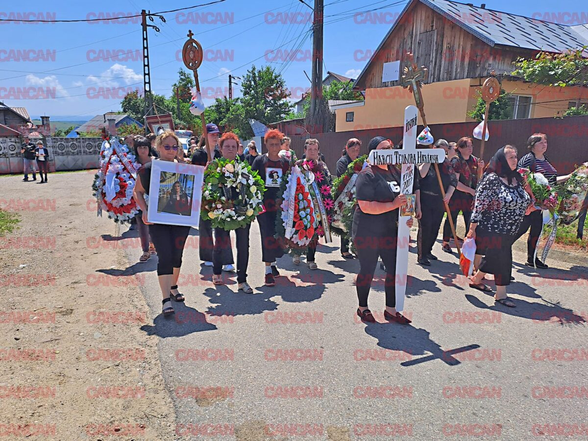 Ce au făcut locuitorii satului Deleni, când Teodora Marcu era condusă pe ultimul drum. Imagini greu de privit