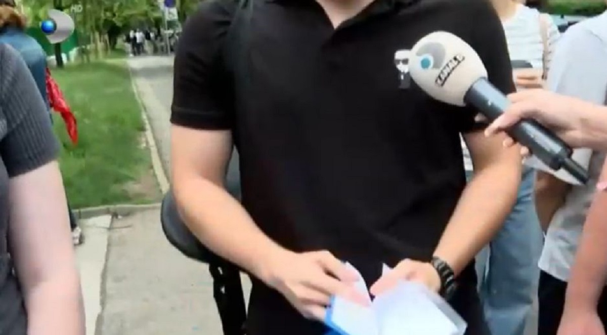 Emoții mari în prima zi de BAC! Cum s-a pregătit tânărul din imagine pentru proba la Limba și literatura română