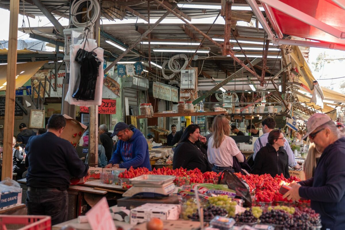 Rafturile magazinelor sunt GOALE! Oamenii au dat iama și au cumpărat tot ce au prins, de frica războiului cu Iran