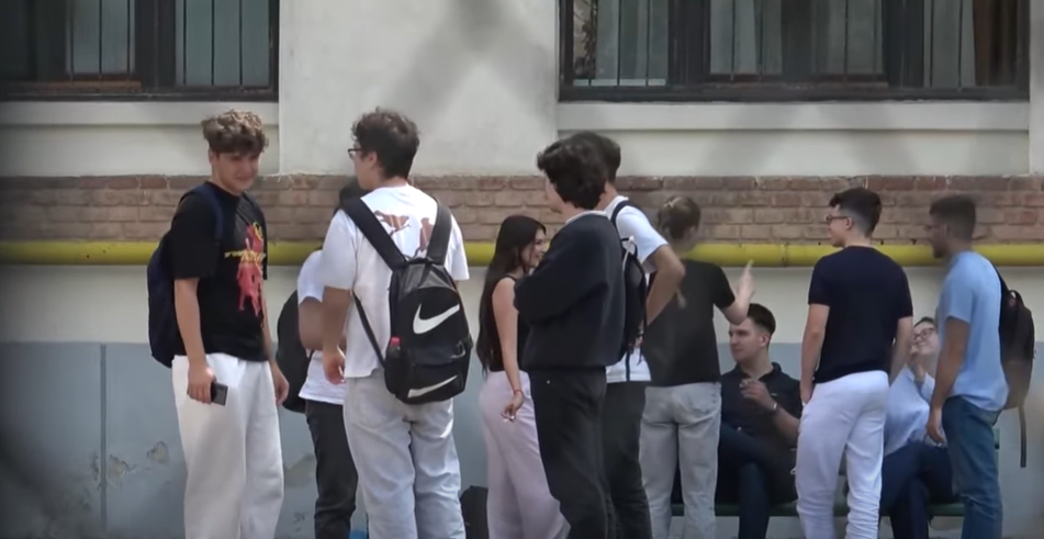 Singurul motiv pentru care tânărul din imagine vrea să promoveze Bacalaureatul 2025: „Doamne-ajută să mă fac…”