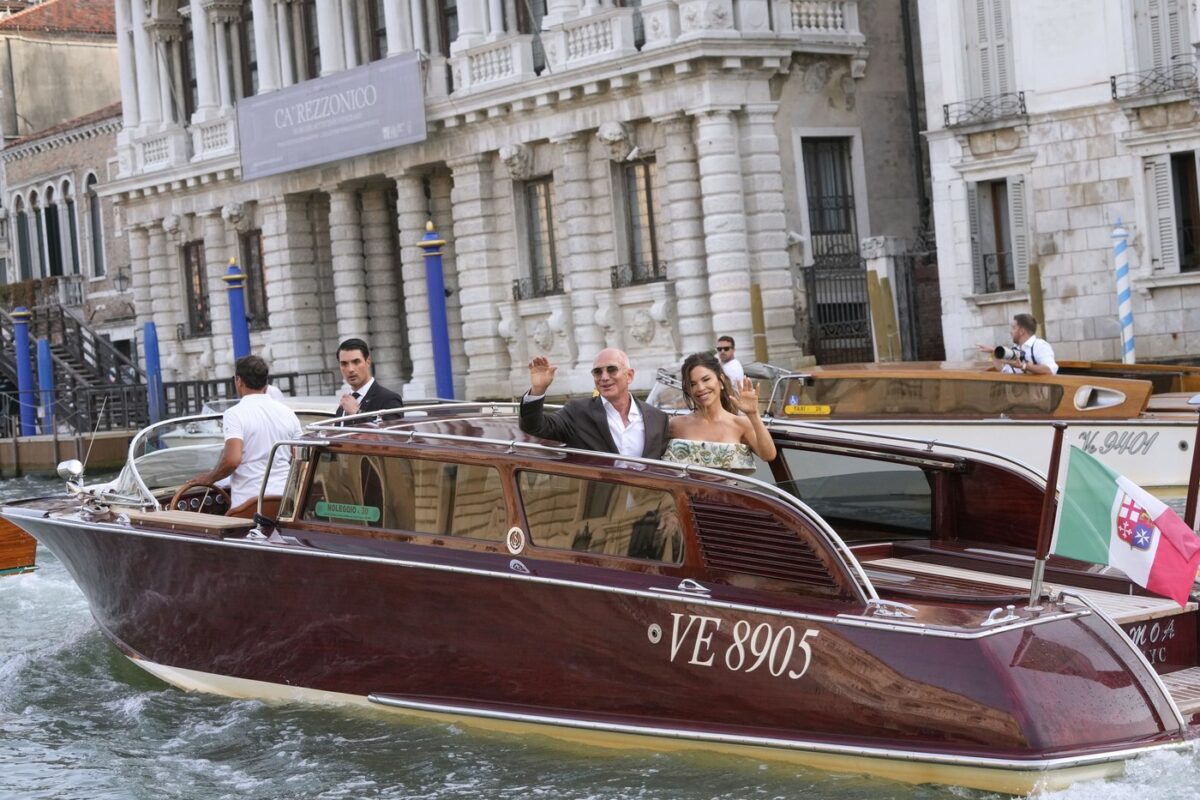 NU E O GLUMĂ! Suma uriașă pe care Jeff Bezos a scos-o din buzunar pentru nunta anului cu Lauren Sanchez