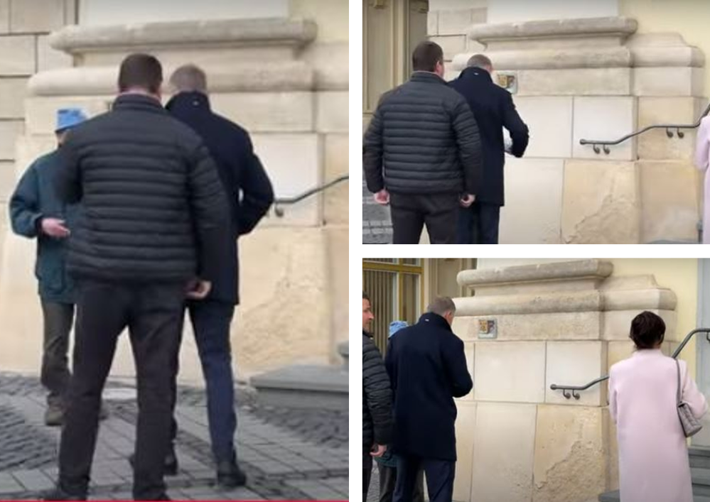 Momentul în care Klaus Iohannis îi oferă bani unui cerșetor. Sursă: Cluj Live TV