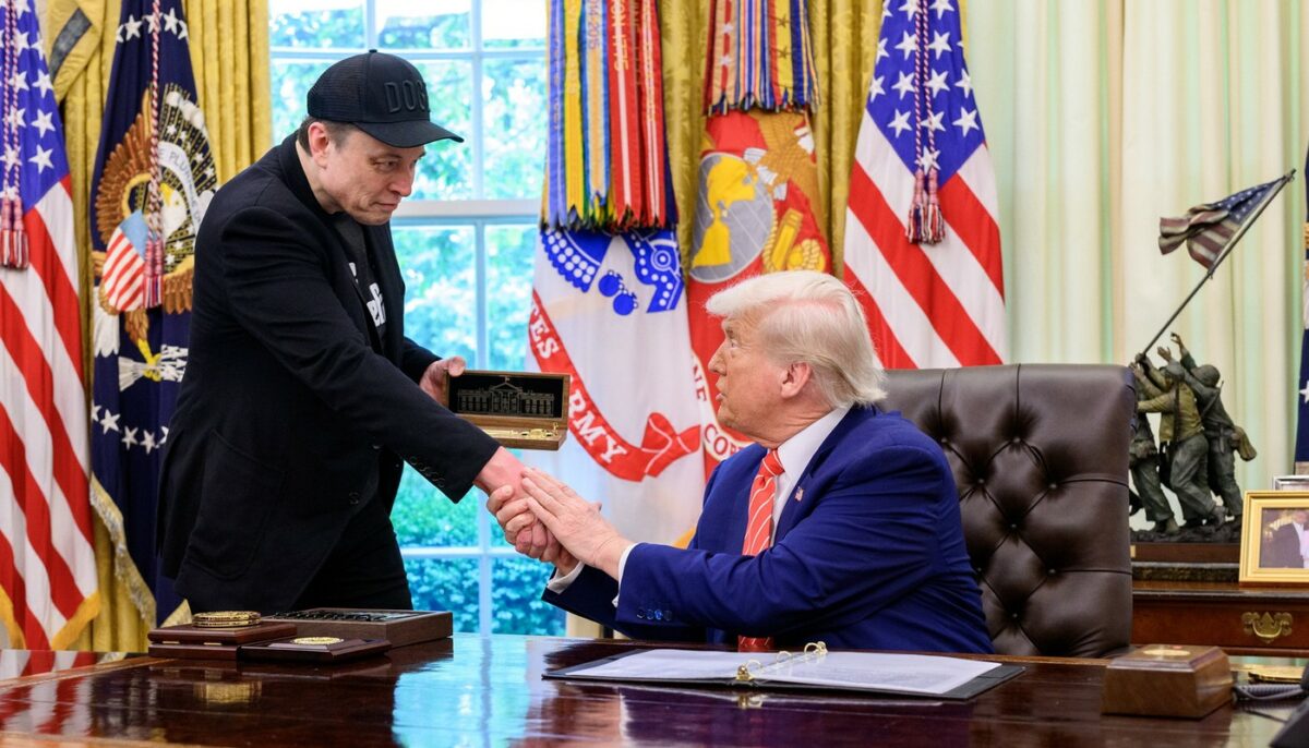 Imagine Stire Un fost prieten al miliardarului Elon Musk a făcut dezvăluiri șocante. Apropiatul fondatorului Tesla i-a oferit un avertisment lui Trump: „Cred că va face orice pentru a-i face rău președintelui” | 2review.ro