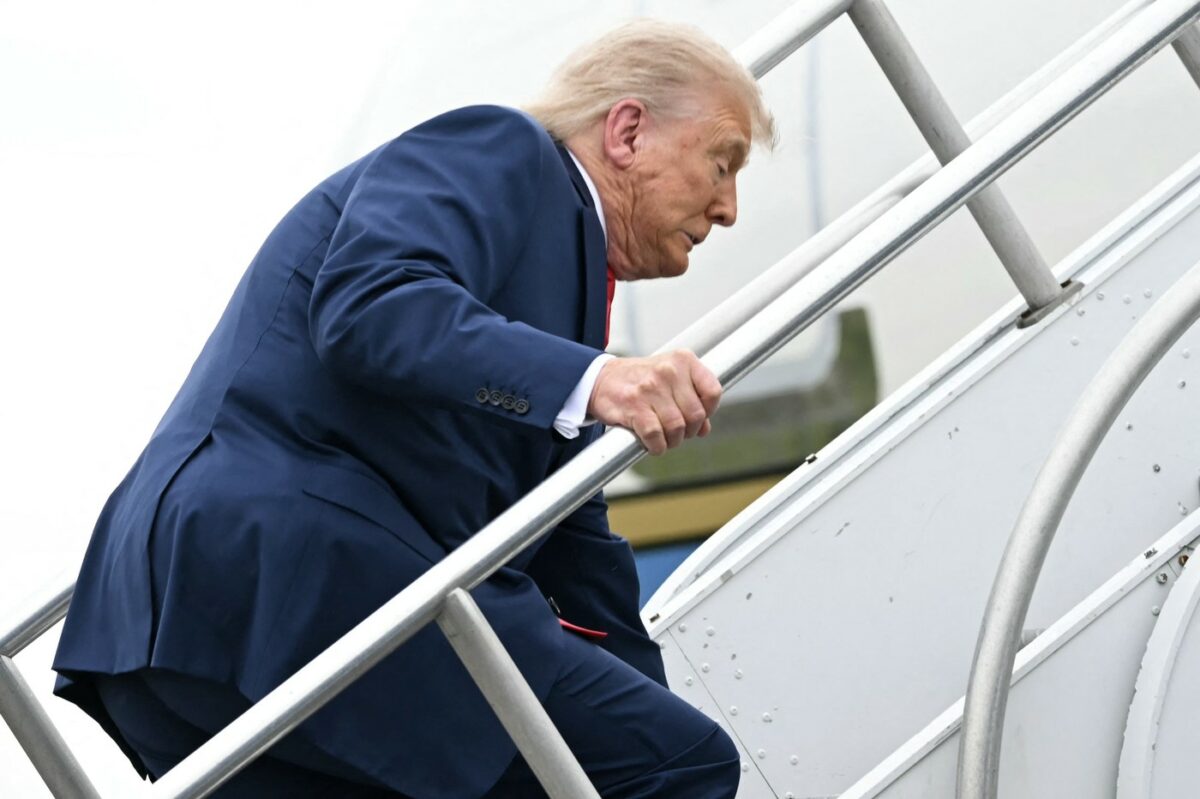 Moment stânjenitor pentru Donald Trump. Președintele american s-a împiedicat în momentul în care urca în avionul prezidențial