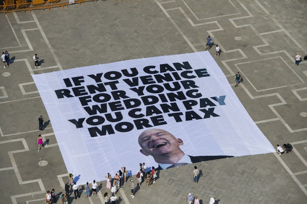 Proteste în Veneția din cauza nunții grandioase a lui Jeff Bezos și Lauren Sanchez. IREAL ce a apărut în Piața San Marco. VIDEO