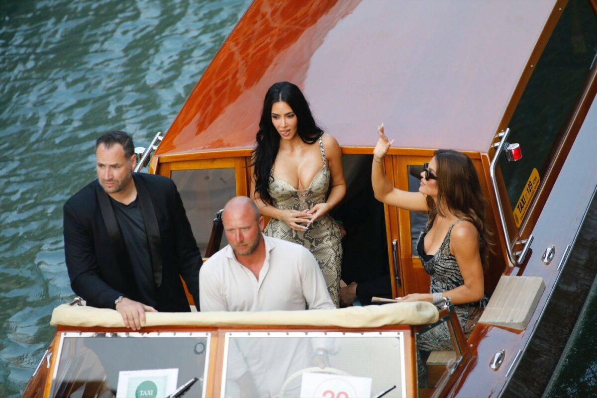 Kim Kardashian, apariție RĂVĂȘITOARE la nunta lui Jeff Bezos cu Lauren Sanchez. Rochia Versace, purtată de vedetă, i-a făcut pe toți să-și dea coate!