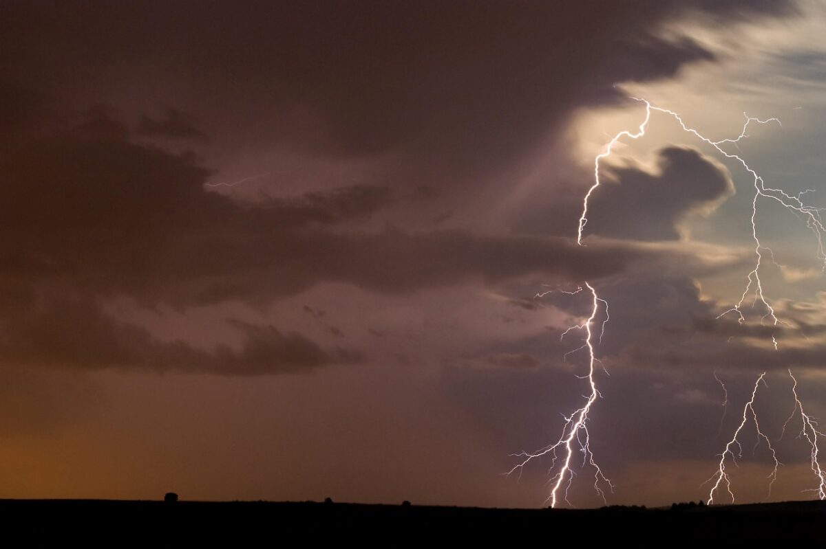 Furtună cu putere de tornadă anunţată de ANM! Celule superlectrice formate de norii Cumulonimbus pot face PRĂPĂD