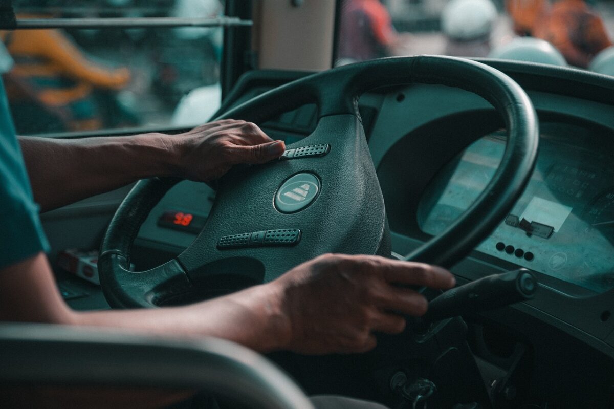 Ce salariu are un șofer STB în 2025 fără vechime, spre deosebire de unul cu experiență în transportul public. Suma e frumușică!