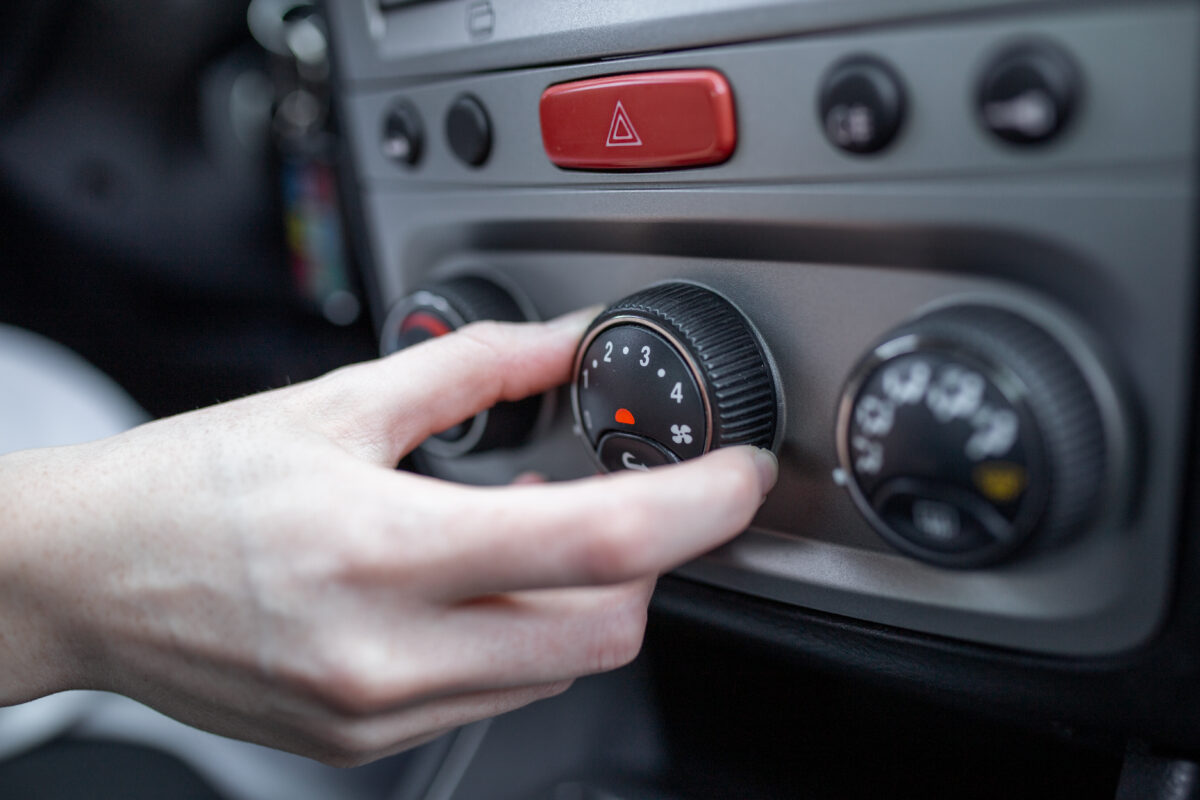 Trucul care te ajută să faci față căldurii în trafic, dacă nu ai aer condiționat. Este rapid și eficient