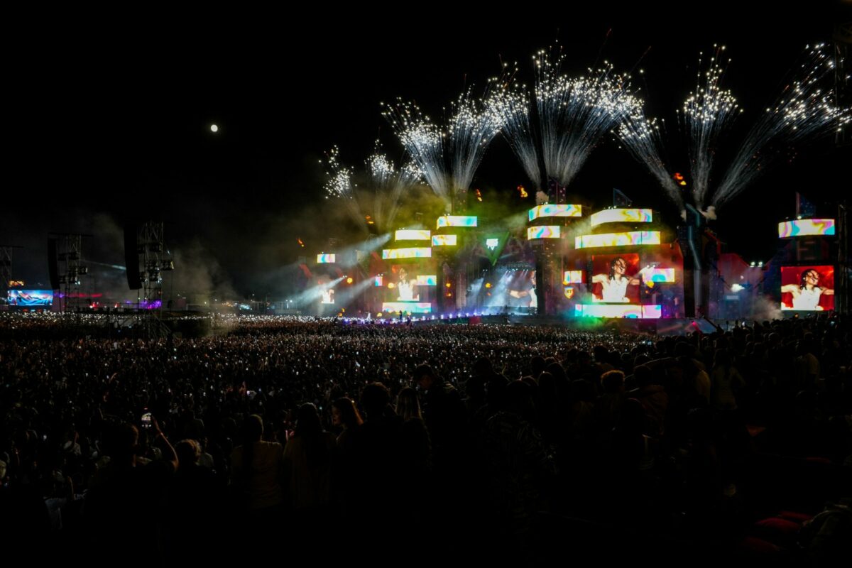 Imagine Stire Ziua 3 Beach, Please! 2025. Peste 150.000 de participanți la show-urile așteptate, distracție la skate park, moment de gătit, „volei” cu sticle goale | 2review.ro