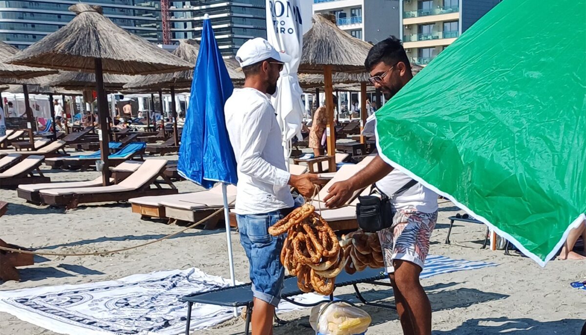 Cu cât se vinde un covrig pe plajele din Mamaia. Reacția Asociației pentru Protecția Consumatorilor din România
