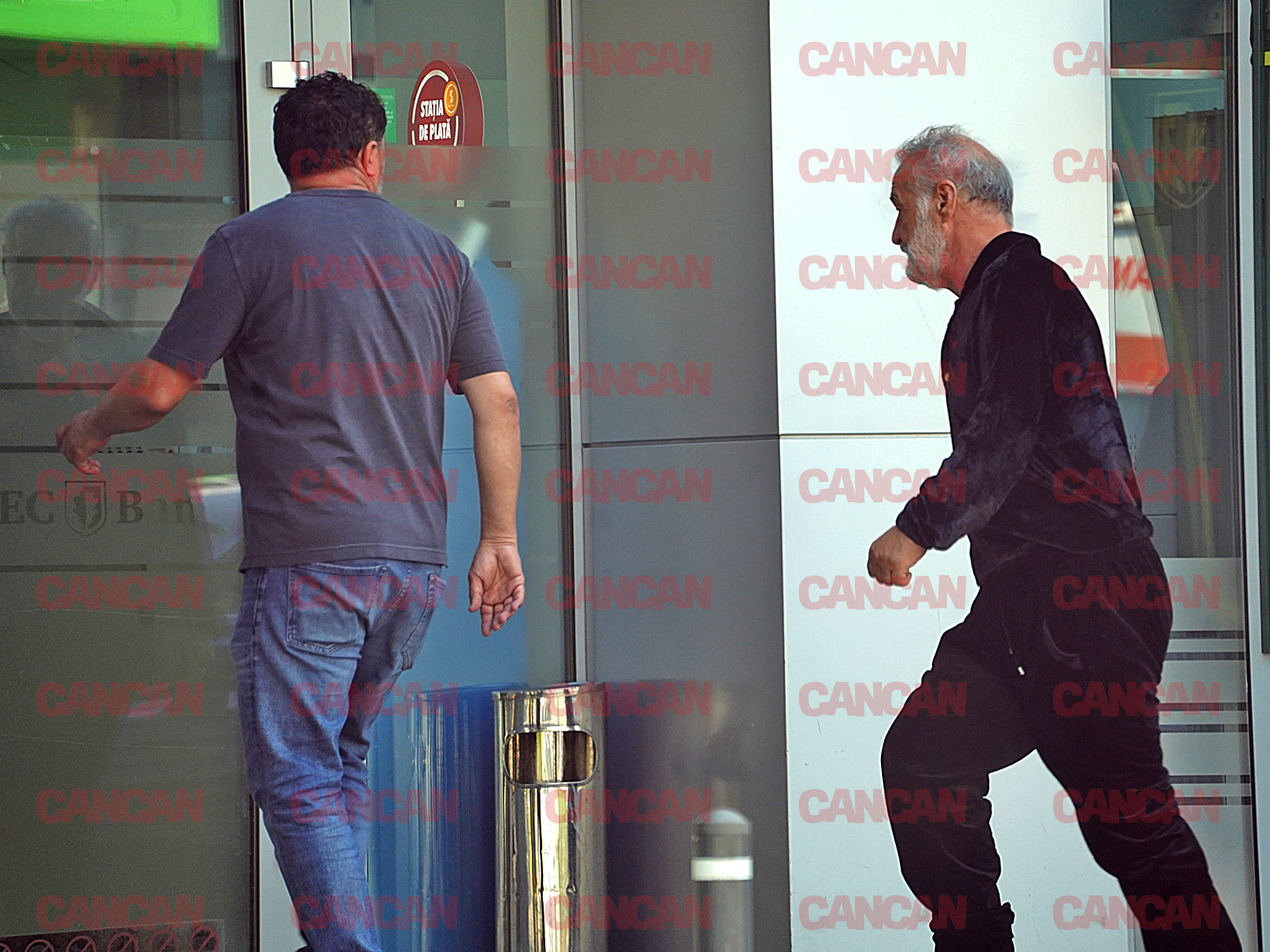 Gigi Becali intră în bancă alături de Luțu, mâna lui dreaptă care îi ține ușa