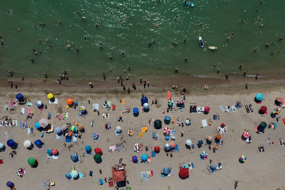 Imagine Stire Cât costă un singur cârnat thuringer cu baghetă și muștar în Eforie Nord. E mai scump decât o ceafă de porc | 2review.ro