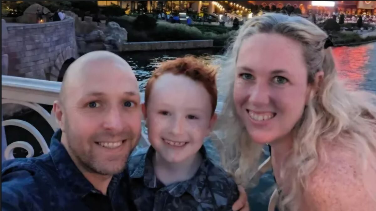 Imagine Stire Au strâns tot anul bani ca să-și ducă fiul în vacanță, dar când au ajuns acolo au trăit șocul vieții. Descoperirea i-a lăsat mască | 2review.ro