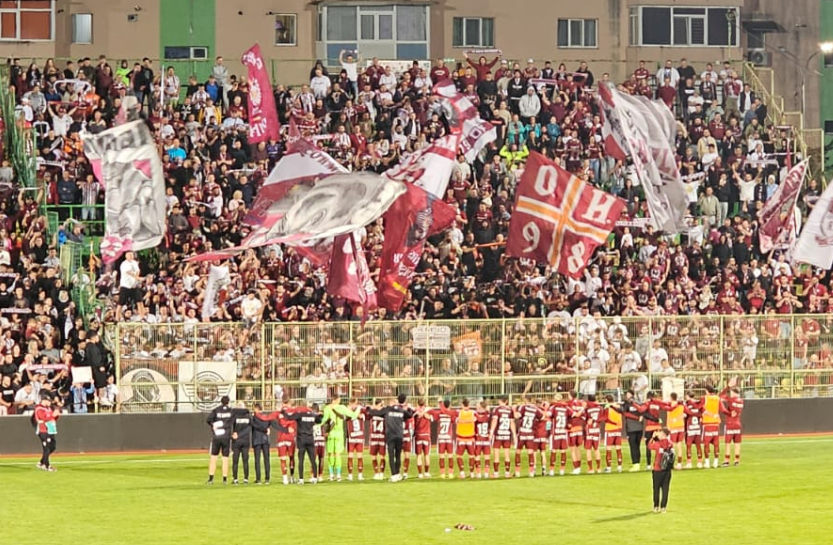 Spectacol la meciul FC Argeș – Rapid: fanele lui Dobrin au eclipsat fazele de joc cu ținutele lor provocatoare!