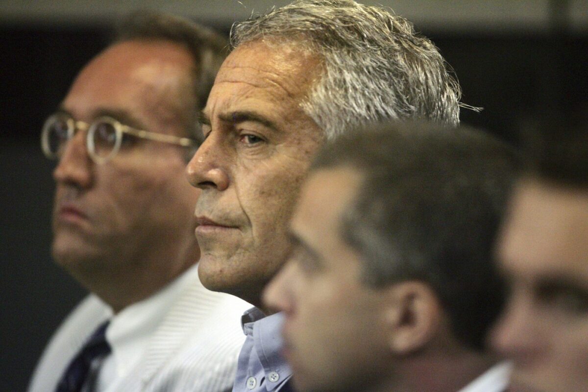 Imagine Stire Ambasadorul Marii Britanii în SUA a fost demis imediat după ce au ieșit la lumină emailuri trimise lui Jeffrey Epstein! | 2review.ro