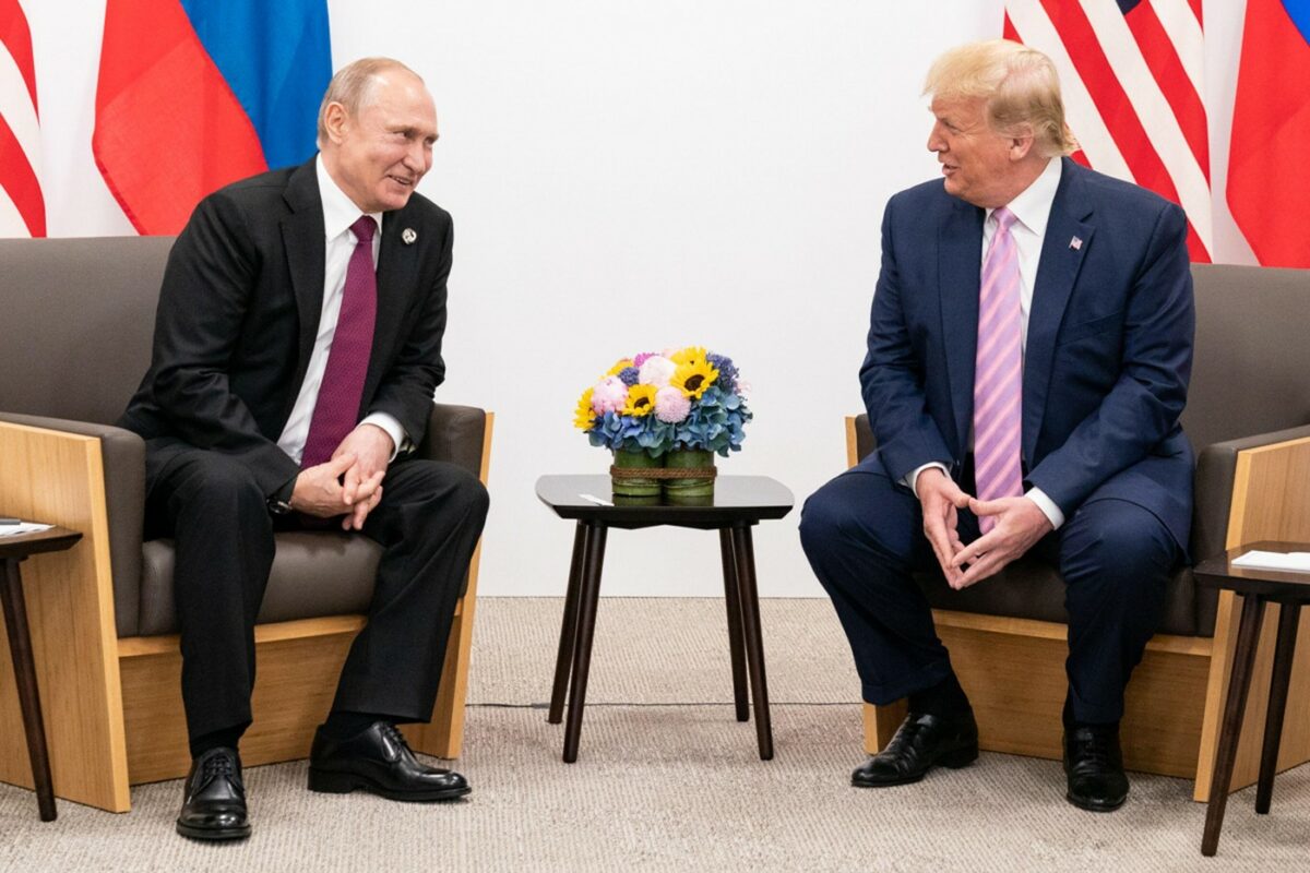 Oamenii lui Vladimir Putin au reacționat vehement după ce Donald Trump a amenințat că bombardează Moscova