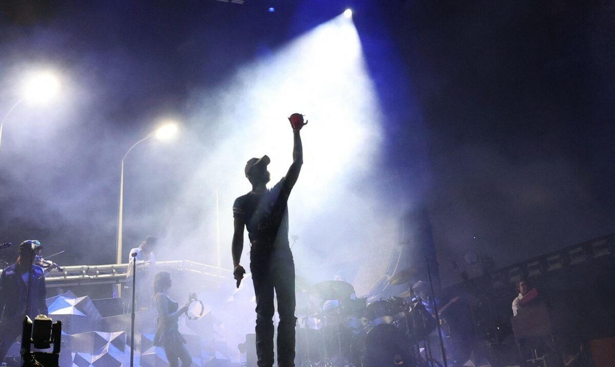 Incident HALUCINANT pe scenă! Un cântăreț renumit a CĂZUT din nou, în timpul concertului: „De ce o face des?”
