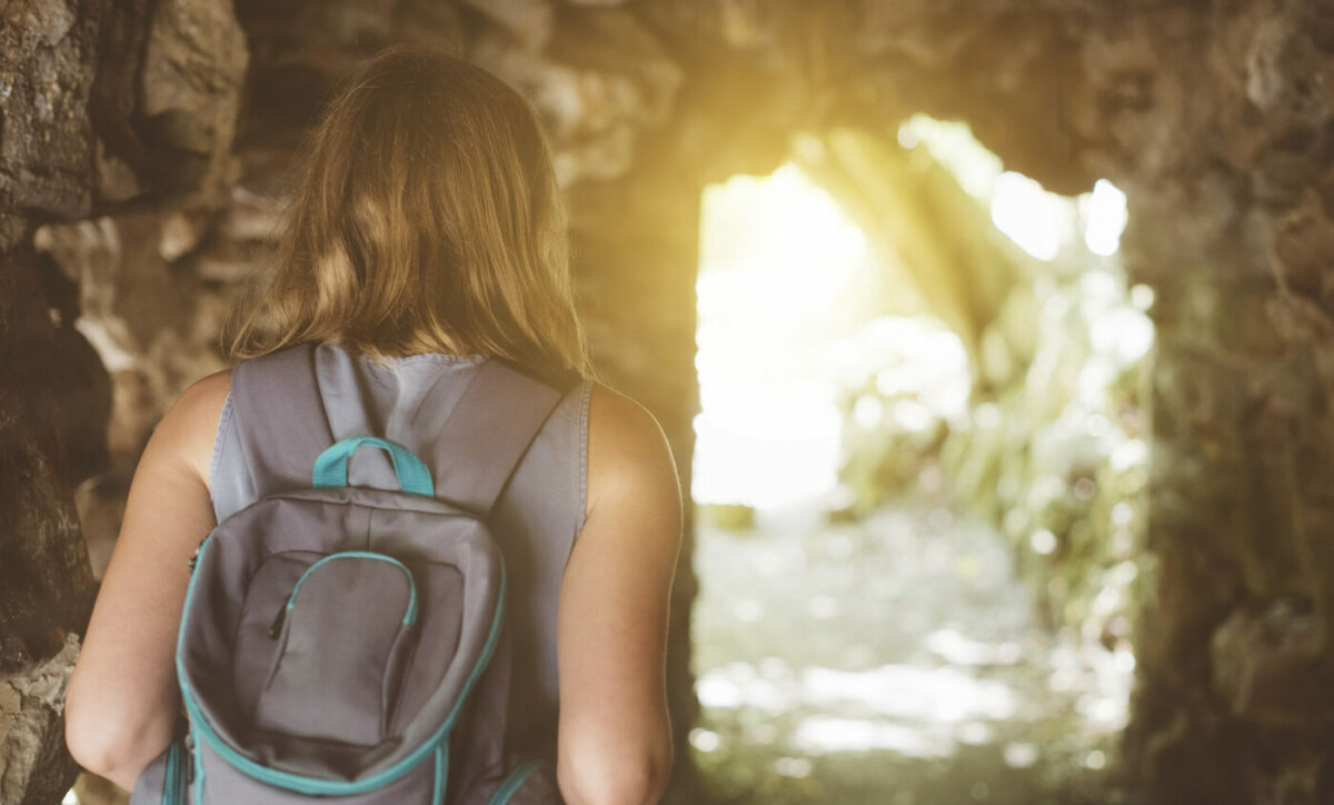 Imagine Stire Femeia care și-a crescut fiicele într-o peșteră a fost reținută de poliție. Cum a reușit să le țină în viață, într-o pădure plină cu lighioane | 2review.ro