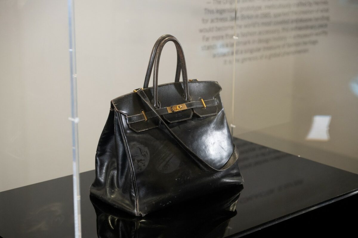 Geanta care a făcut istorie. Birkin-ul lui Jane Birkin, vândut cu 8,6 milioane de euro la Sotheby’s Paris