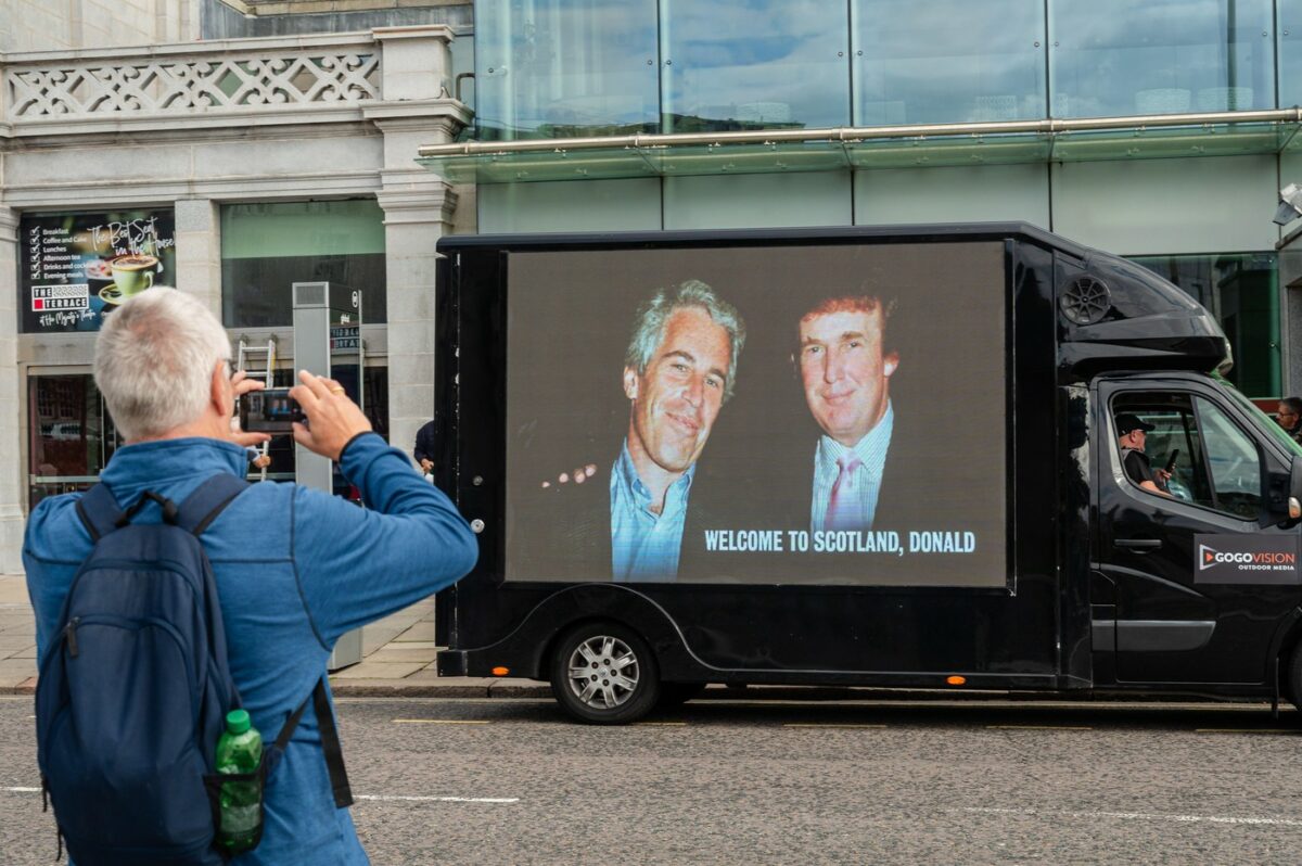 Noi explicații detaliate oferite de Donald Trump reporterilor despre relația sa cu Jeffrey Epstein. „Într-unul dintre momentele mele foarte bune…”