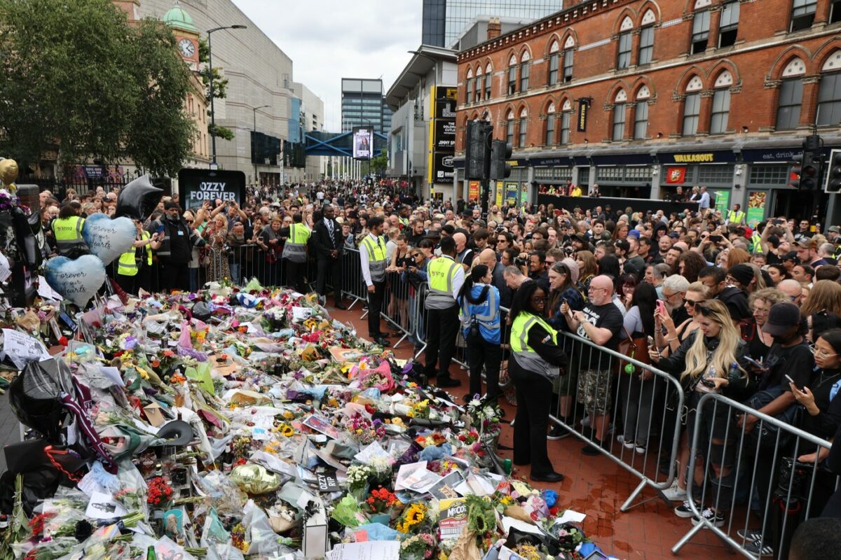 Imagini impresionante: Mii de oameni i-au adus un ultim omagiu lui Ozzy Osbourne